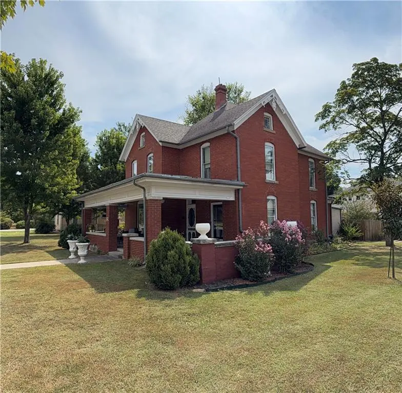 401 E Madison AVE, Iola, KS 66749