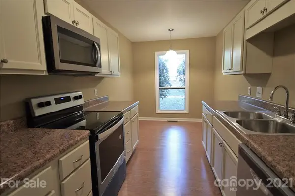 4340 N Center ST #604, Hickory, NC 28601