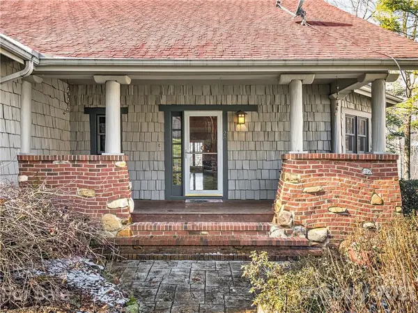 28 Lacoste DR, Hendersonville, NC 28739