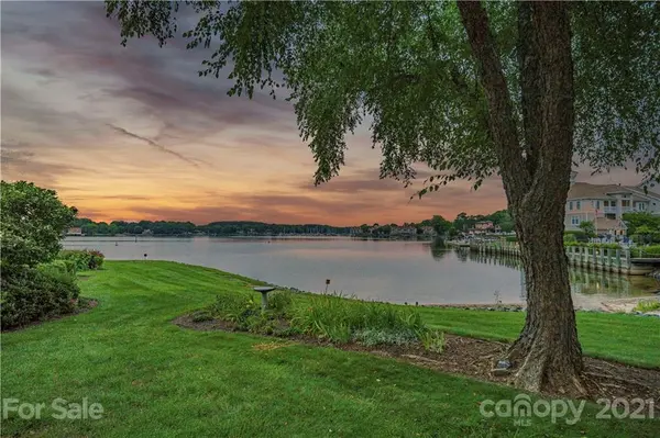 18541 Vineyard Point LN, Cornelius, NC 28031