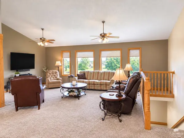 2320 8th ST, Clay Center, KS 67432