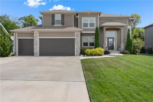 2911 SW Arthur DR, Lee's Summit, MO 64082