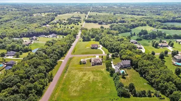 18220 Prairie View DR, Tonganoxie, KS 66086