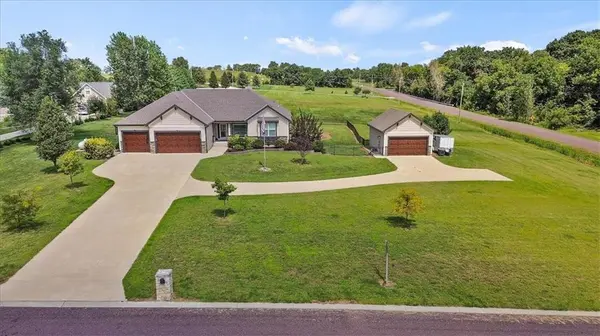 18220 Prairie View DR, Tonganoxie, KS 66086