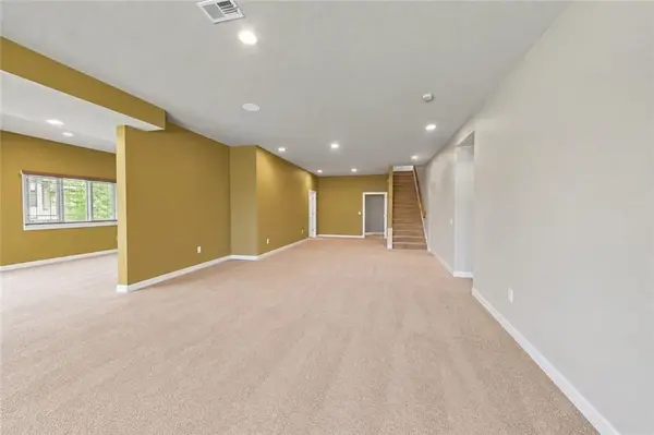 19420 W 102nd ST, Lenexa, KS 66220