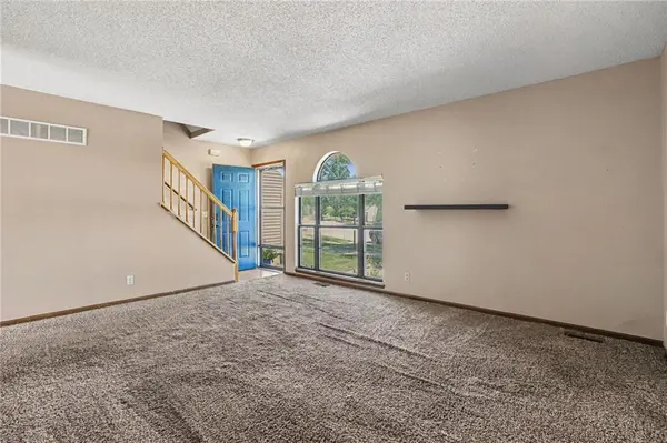 216 Stonebridge LN, Smithville, MO 64089