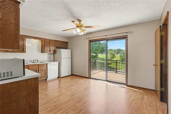 216 Stonebridge LN, Smithville, MO 64089
