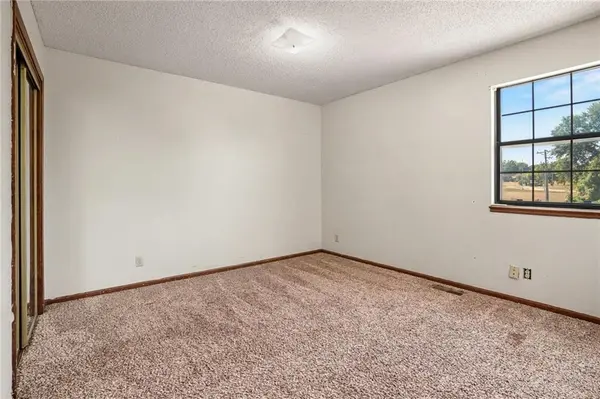 216 Stonebridge LN, Smithville, MO 64089