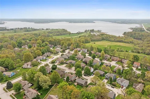 207 Lakeview DR, Smithville, MO 64089