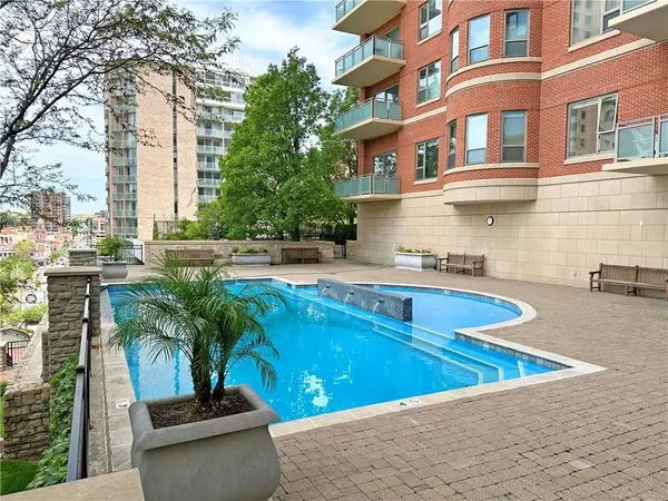 4950 Central ST #302, Kansas City, MO 64112