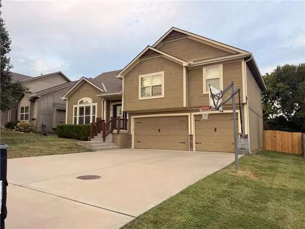 1900 Curtis DR, Greenwood, MO 64034