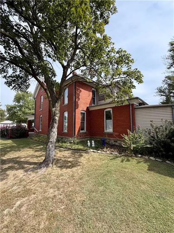 401 E Madison AVE, Iola, KS 66749