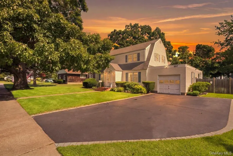 297 Maple AVE, Patchogue, NY 11772