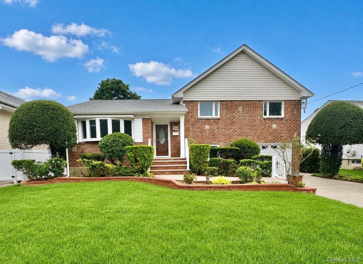226 Vincent DR, East Meadow, NY 11554