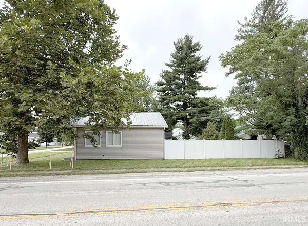 1401 S Wolf Lake ST, Wolf Lake, IN 46796