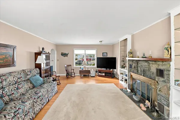 297 Maple AVE, Patchogue, NY 11772