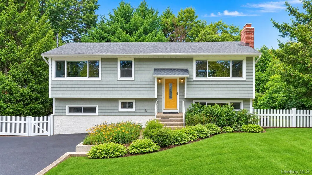 34 Forest AVE, Lake Grove, NY 11755