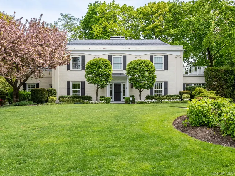 140 Remington RD, Manhasset, NY 11030