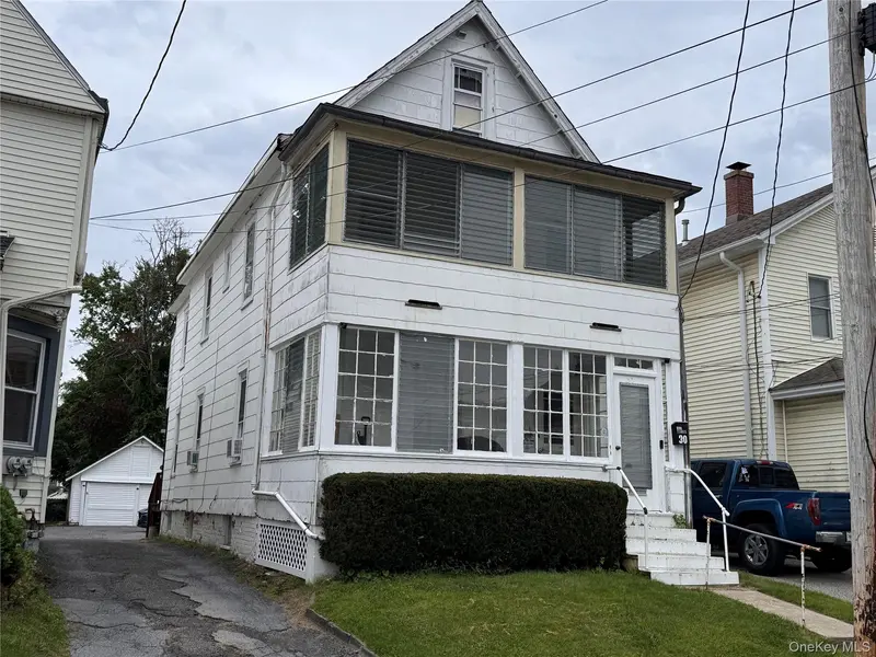30 Crescent PL, Middletown, NY 10940