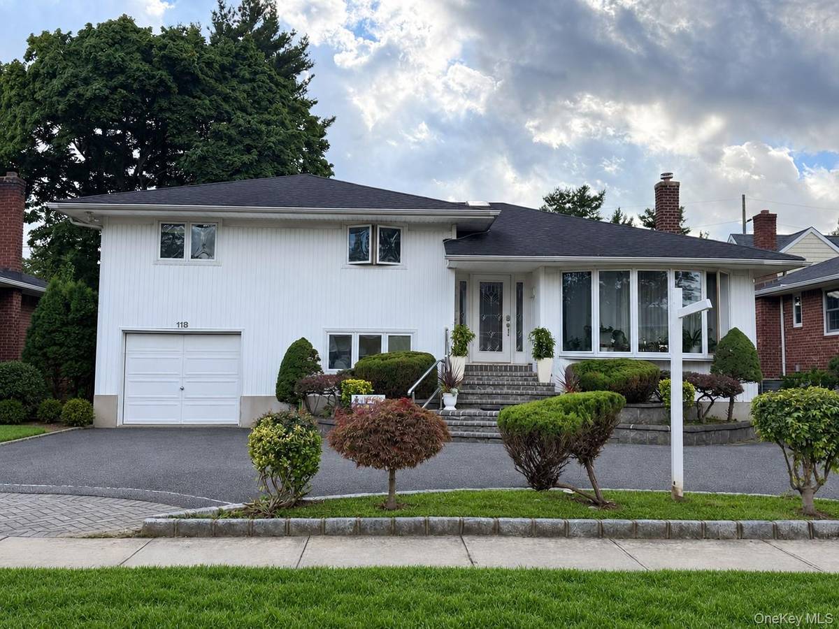 118 Leahy ST, Jericho, NY 11753