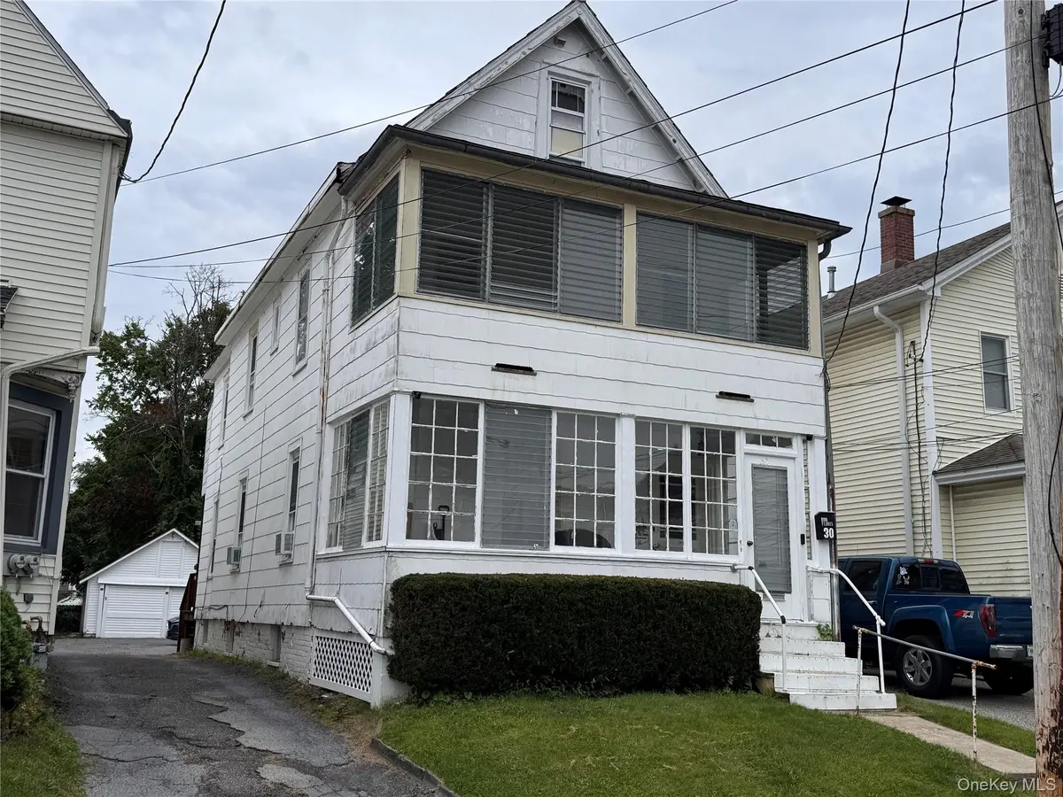 30 Crescent PL, Middletown, NY 10940