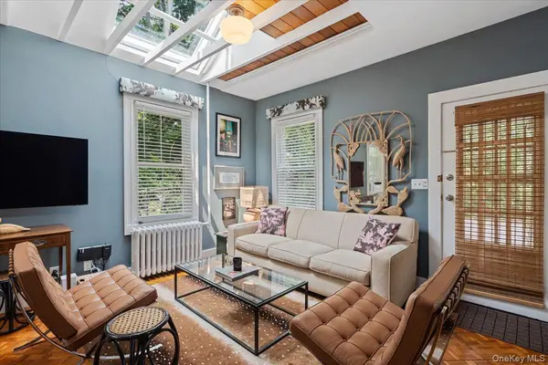 27 12th AVE, Sea Cliff, NY 11579