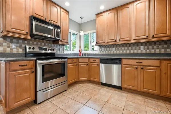 1471 Beech LN, East Meadow, NY 11554