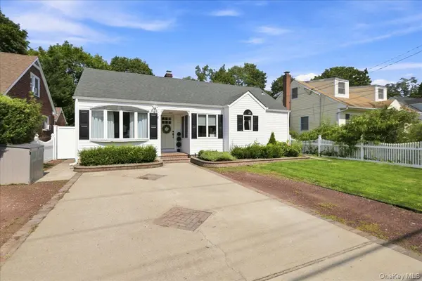 51 Dawson AVE, Kings Park, NY 11754