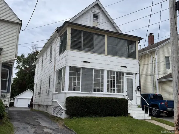 30 Crescent PL, Middletown, NY 10940