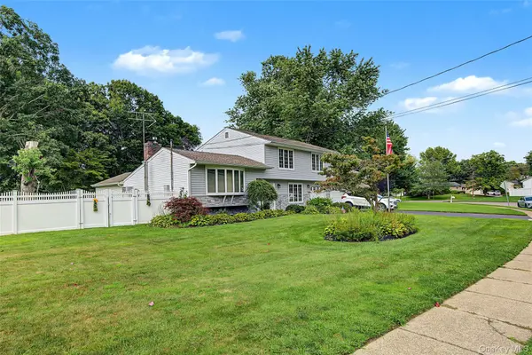 105 Nathan DR, Bohemia, NY 11716