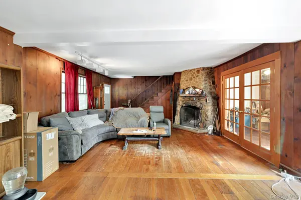 4 W Livingston ST, Valhalla, NY 10595