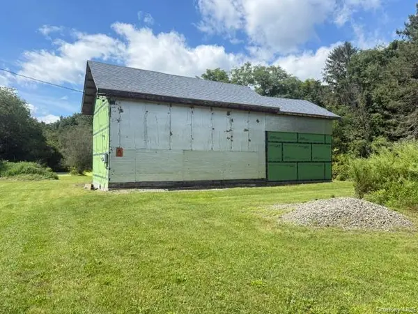 595 N Quaker LN, Hyde Park, NY 12538