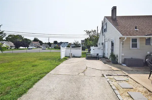 101 Phyllis DR, Lindenhurst, NY 11757