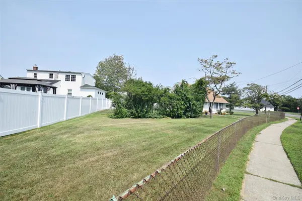 101 Phyllis DR, Lindenhurst, NY 11757