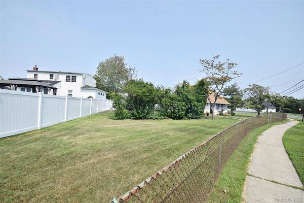 101 Phyllis DR, Lindenhurst, NY 11757
