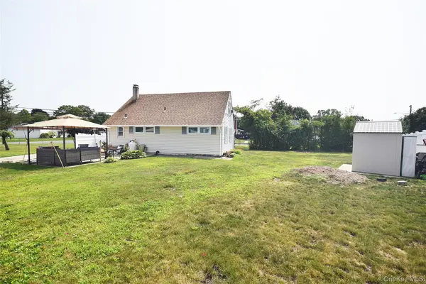 101 Phyllis DR, Lindenhurst, NY 11757