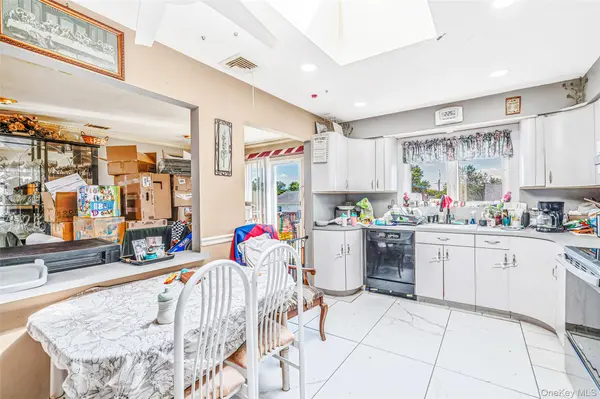 240 N Virginia AVE, Massapequa, NY 11758