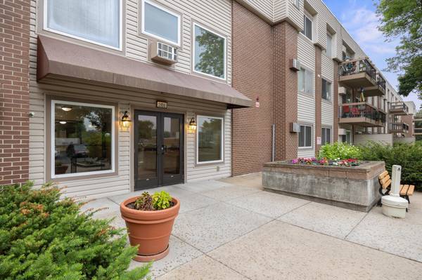2800 Hillsboro AVE N #214, New Hope, MN 55427