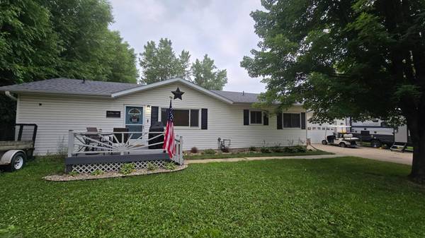 197 2nd ST NE, Clarks Grove, MN 56016