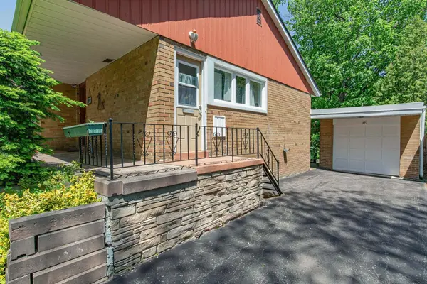 69 Greenland RD, Toronto C13, ON M3C 1N4