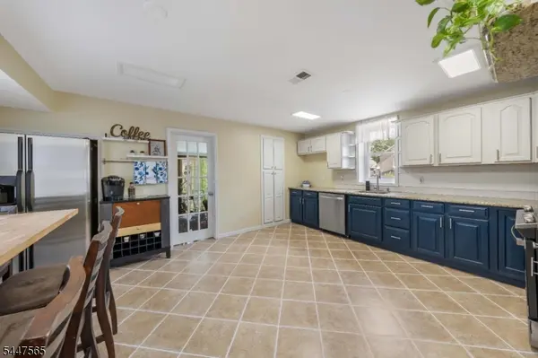 4 Jeanette St, Carteret Boro, NJ 07008