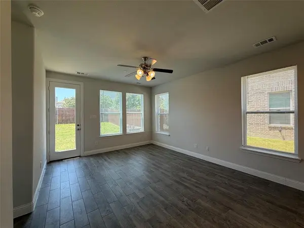 588 Hutchinson Lane, Lewisville, TX 75077