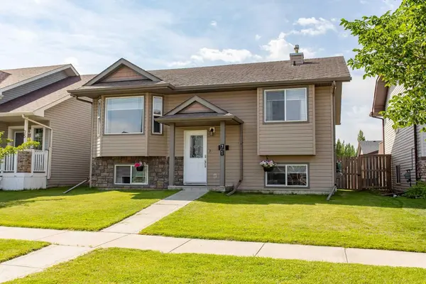 71 Vanier DR, Red Deer, AB T4R 0G3