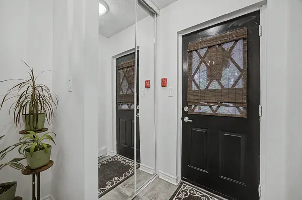1000 Cedarglen Gate #501, Mississauga, ON L5C 3Z5