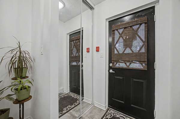 1000 Cedarglen Gate #501, Mississauga, ON L5C 3Z5