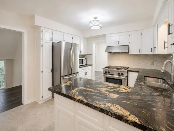 7 Elliott AVE, Toronto W08, ON M8X 2P7