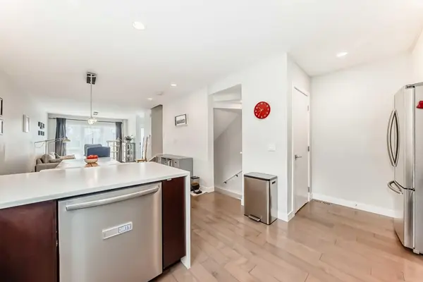 67 30 AVE SW, Calgary, AB T2S2Y4