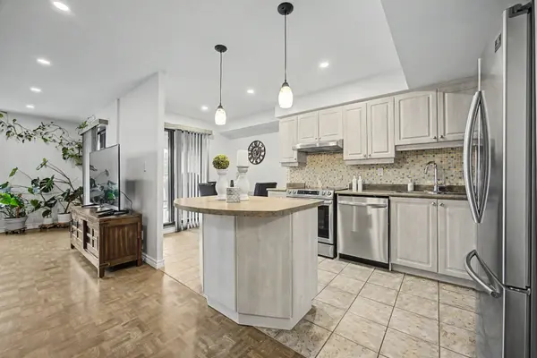 1000 Cedarglen Gate #501, Mississauga, ON L5C 3Z5