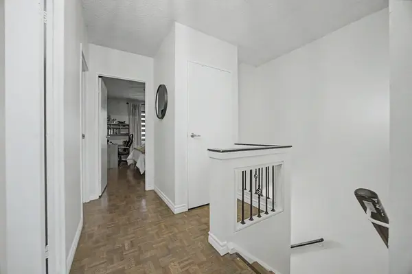 1000 Cedarglen Gate #501, Mississauga, ON L5C 3Z5