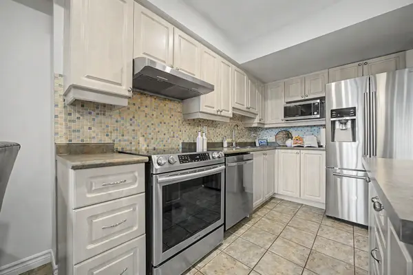 1000 Cedarglen Gate #501, Mississauga, ON L5C 3Z5